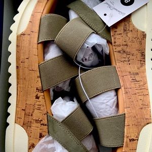NWT in box Universal Threads platform sandals